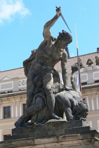Statua dei giganti combattenti, fuori dal Castello di Praga e dal Palazzo Presidenziale Hradcany, 1° cortile, 1768 da Franz Ignaz Platzer